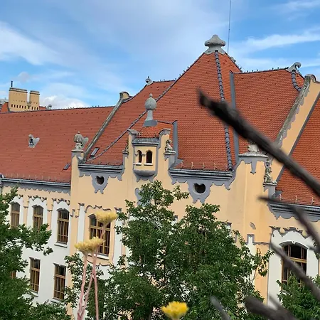 Life - Luxury In The Old Town. 布拉迪斯拉发